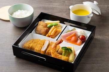 ポークカツレツと海老フライ弁当　￥3,300