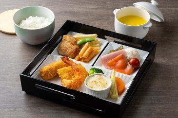 カニコロッケとシーフード弁当　￥3,300